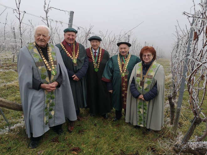 Vitezi z obeh strani meje delujejo skupaj za promocijo vina.