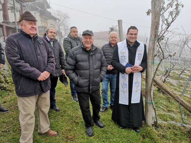 Blagoslov je dal tudi župnik iz sosednje države.