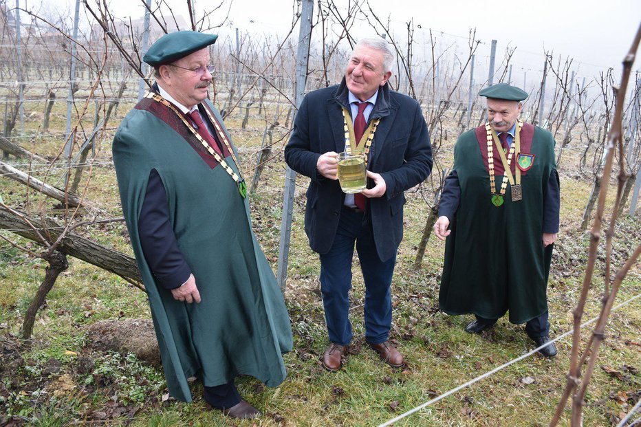 Fotografija: Gostitelj Ludvik Cuk (na sredi) z ambasadorjem slovenskega reda vitezov Štefanom Pavlinjekom, levo, in konzulom pomurskega omizja Zlatkom Borakom FOTOGRAFIJE: Oste Bakal