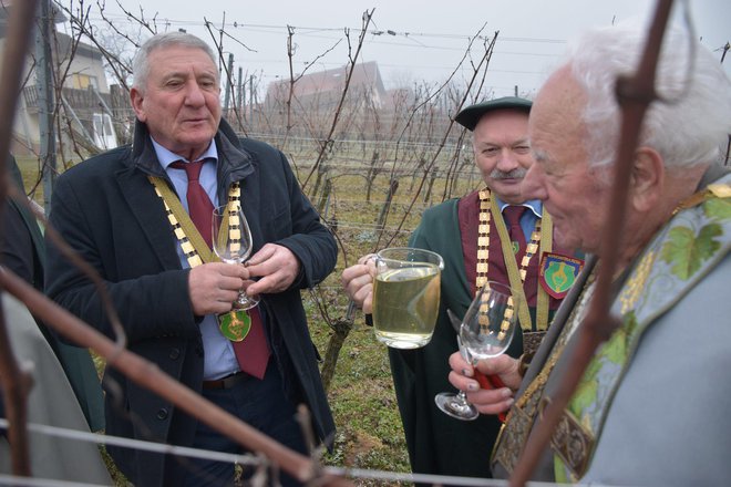 Gostitelj Ludvik je ponosen na svoja vina.