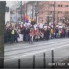 Srbkinja provocirala rojake v Nemčiji, kar je hitro obžalovala, protestniki pa v smeh (VIDEO)