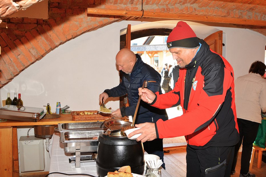 Fotografija: Ob dnevu odprtih vrat postrežejo z dobrotami.