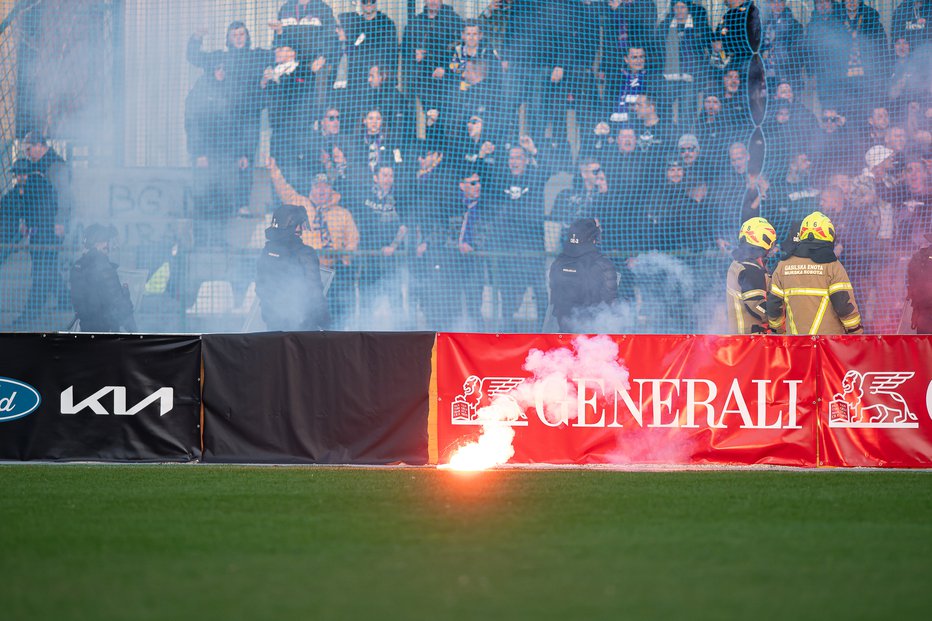 Fotografija: Enemu navijaču so za dve leti prepovedali udeležbo na športnih prireditvah.