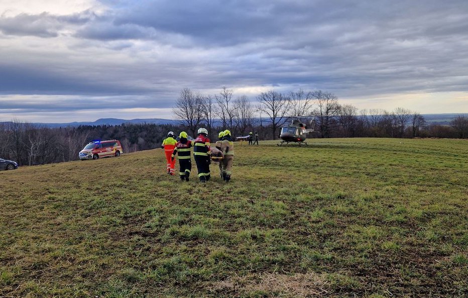 Fotografija: Helikopter ga je odpeljal v UKC Maribor FOTO: Gasilska Enota Lokavec