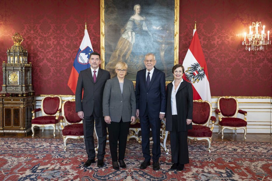 Fotografija: Skupinska fotografija obeh predsednikov s soprogo in soprogom. FOTO: Matjaž Klemenc Uprs