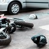 Zgodaj zjutraj padel voznik motornega kolesa, njegovo življenje je ogroženo