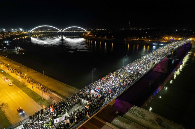 Danes blokirajo tri mostove čez reko Donavo. FOTO: Nenad Mihajlovic Afp