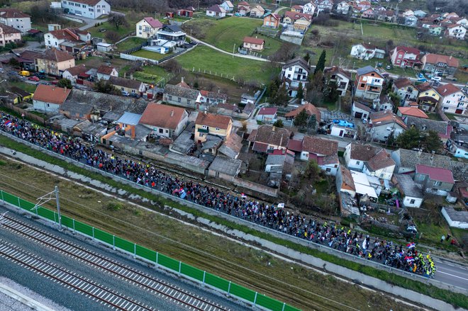 Študentje med hojo skozi mesto Sremski Karlovci, na poti v Novi Sad. FOTO: Andrej Isakovic Afp