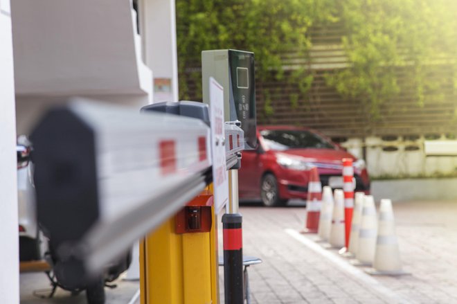 Je najboljša rešitev fizična zapora dostopa do parkirišča? FOTO: Naypong Getty Images/istockphoto