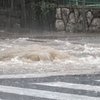 Močan dež in toča zalila mesto pri sosedih, odneslo jaške, avtomobili padali v luknje (VIDEO)